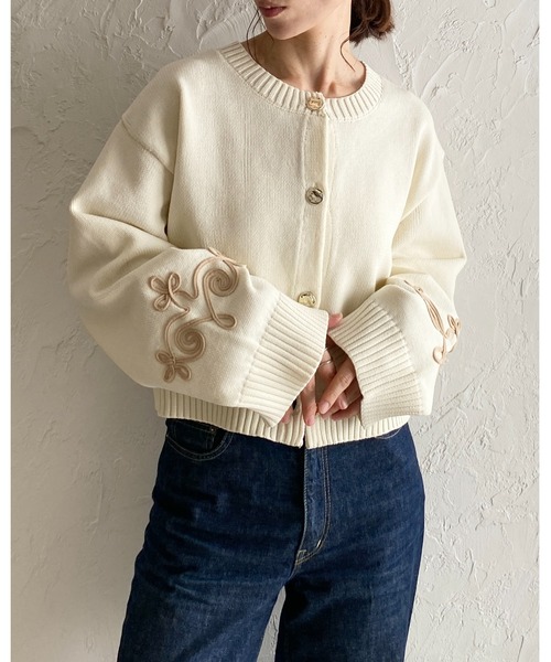 She's Closet(シーズクローゼット)の「長袖ショート丈金ボタンリボンコード刺繍ニットカーディガン(カーディガン/ボレロ・レディース・アイボリー/ブラック/ピンク・FREE)」の19枚目の写真
