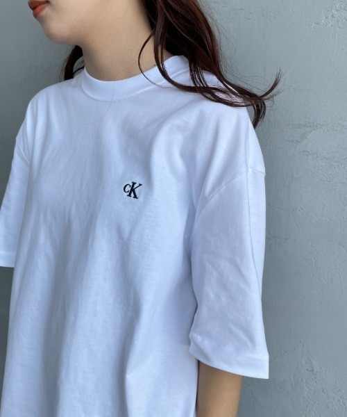 Calvin Klein（カルバン・クライン）の「[Calvin Klein/カルバンクライン] アーカイブ ワンポイントロゴ刺繍Tシャツ（Tシャツ/カットソー・レディース・クリーム/ブラック/ホワイト・S/M/L）」の18枚目の写真