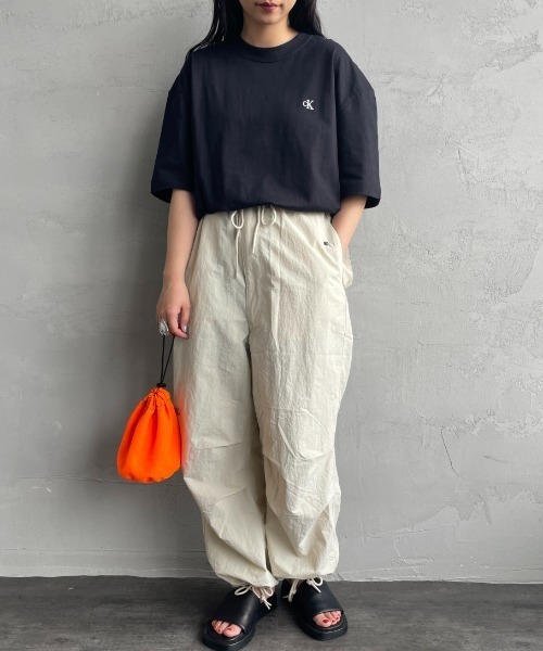 Calvin Klein（カルバン・クライン）の「[Calvin Klein/カルバンクライン] アーカイブ ワンポイントロゴ刺繍Tシャツ（Tシャツ/カットソー・レディース・クリーム/ブラック/ホワイト・S/M/L）」の6枚目の写真