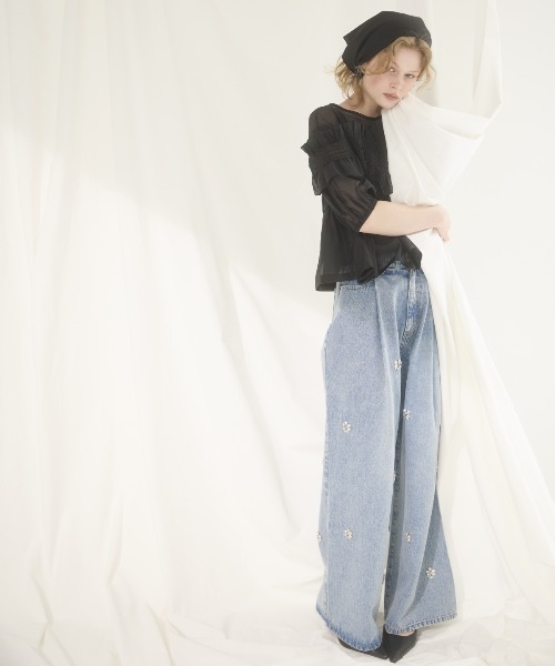 AND COUTURE（アンドクチュール）の「シアーシャーリングフリルブラウス（シャツ/ブラウス・レディース・オフホワイト/ブラック/ブルー・FREE）」の10枚目の写真