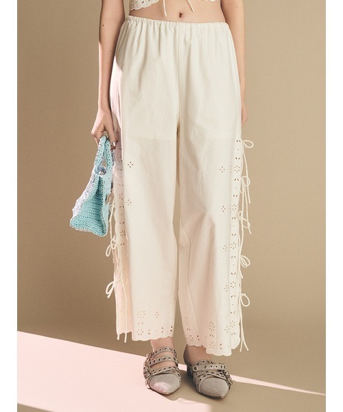 FURFUR(ファーファー)の「カットワーク刺繍リボンパンツ(その他パンツ・レディース・ブラック/ホワイト/ブルー・FREE)」の1枚目の写真