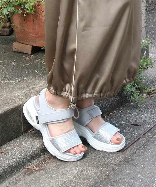 BETTY CLUB（ベティクラブ）の「【JEWEL CASKET】2ベルトエア入り厚底ラメ スポーツサンダル（サンダル・レディース・ゴールド/シルバー/ブラック・S/M/L/LL）」の3枚目の写真