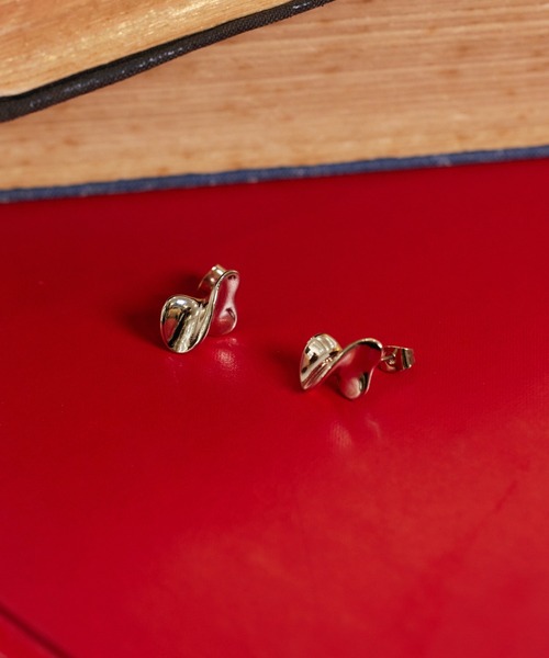 mysty woman(ミスティウーマン)の「プチウェーブピアス 495871(ピアス(両耳用)・レディース・シルバー/ゴールド・FREE)」の2枚目の写真