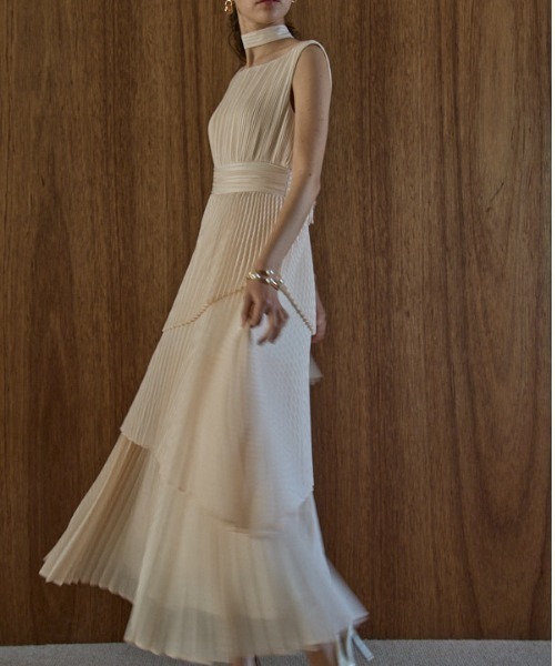 ERADIE(エラディエ)の「Pleated tiered dress プリーツティアードドレス(ワンピース・レディース・アイボリー/ブラック・FREE)」の4枚目の写真