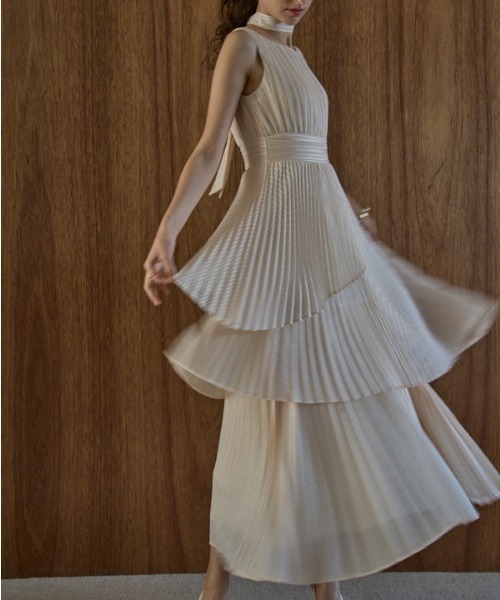 ERADIE(エラディエ)の「Pleated tiered dress プリーツティアードドレス(ワンピース・レディース・アイボリー/ブラック・FREE)」の5枚目の写真