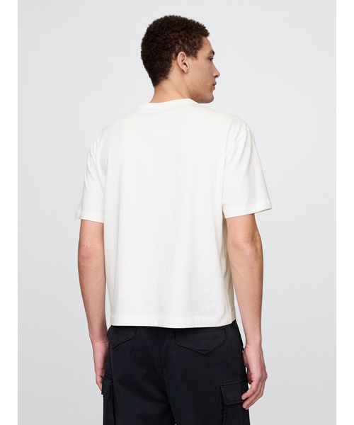 GAP（ギャップ）の「クロップド GAPロゴTシャツ(ユニセックス)（Tシャツ/カットソー・メンズ・オフホワイト・XL/XS/S/M/L）」の13枚目の写真