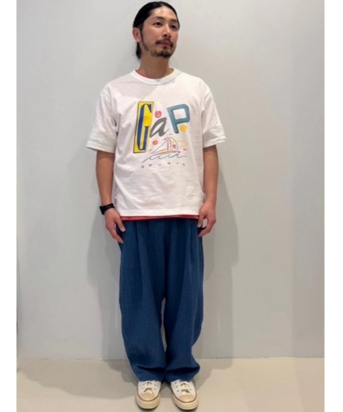 GAP（ギャップ）の「クロップド GAPロゴTシャツ(ユニセックス)（Tシャツ/カットソー・メンズ・オフホワイト・XL/XS/S/M/L）」の3枚目の写真