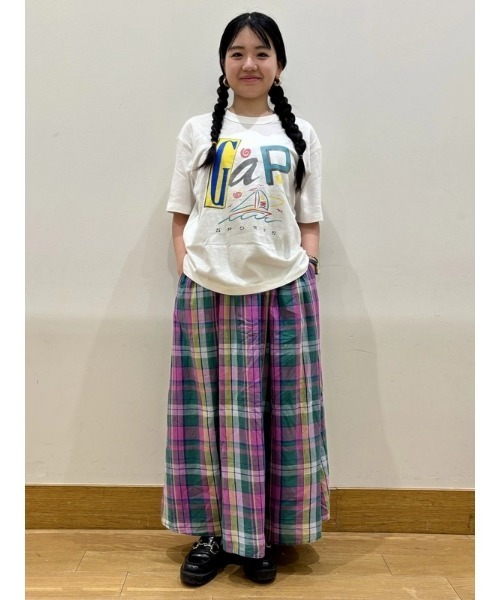 GAP（ギャップ）の「クロップド GAPロゴTシャツ(ユニセックス)（Tシャツ/カットソー・メンズ・オフホワイト・XL/XS/S/M/L）」の4枚目の写真
