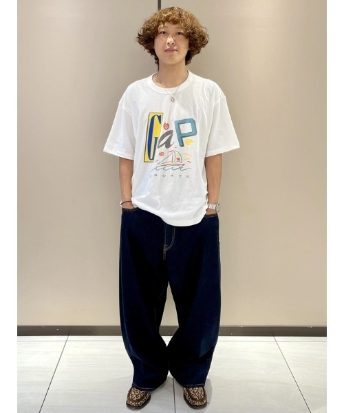 GAP（ギャップ）の「クロップド GAPロゴTシャツ(ユニセックス)（Tシャツ/カットソー・メンズ・オフホワイト・XL/XS/S/M/L）」の5枚目の写真
