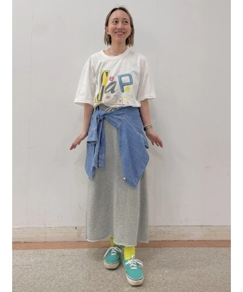 GAP（ギャップ）の「クロップド GAPロゴTシャツ(ユニセックス)（Tシャツ/カットソー・メンズ・オフホワイト・XL/XS/S/M/L）」の6枚目の写真