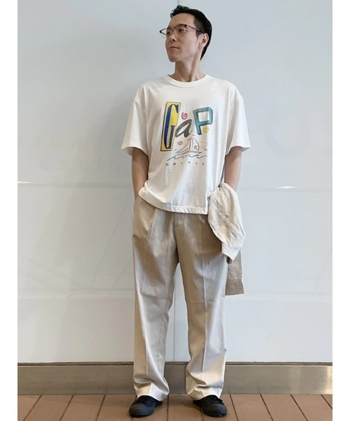 GAP（ギャップ）の「クロップド GAPロゴTシャツ(ユニセックス)（Tシャツ/カットソー・メンズ・オフホワイト・XL/XS/S/M/L）」の8枚目の写真