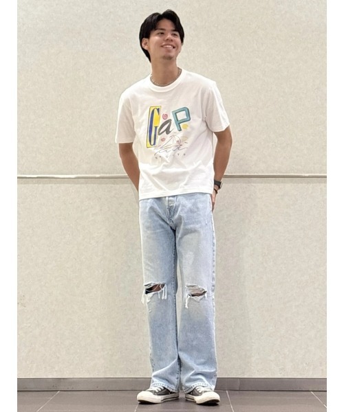 GAP（ギャップ）の「クロップド GAPロゴTシャツ(ユニセックス)（Tシャツ/カットソー・メンズ・オフホワイト・XL/XS/S/M/L）」の9枚目の写真
