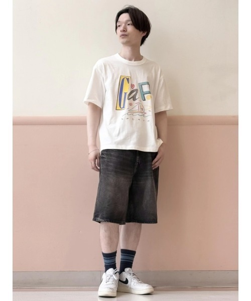 GAP（ギャップ）の「クロップド GAPロゴTシャツ(ユニセックス)（Tシャツ/カットソー・メンズ・オフホワイト・XL/XS/S/M/L）」の11枚目の写真