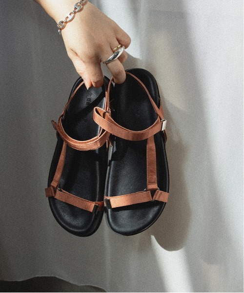 A de Vivre(アドゥヴィーヴル)の「サステナブル フットベッドベルトサンダル(サンダル・レディース・オレンジ/アイボリー/ブラック・L/S/M/LL)」の3枚目の写真