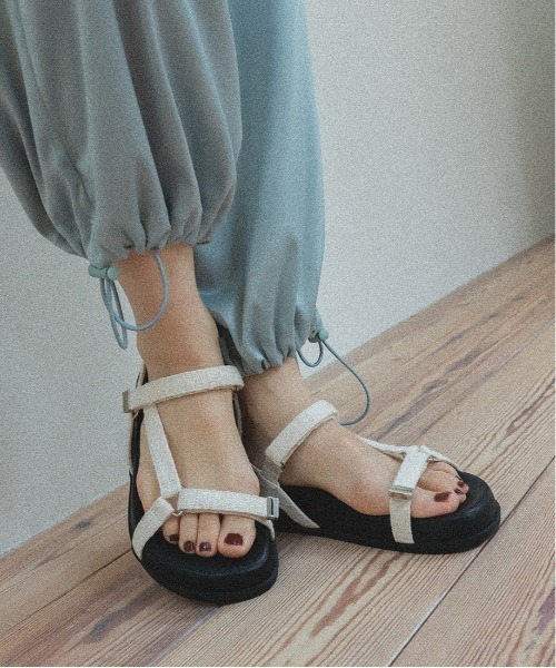 A de Vivre(アドゥヴィーヴル)の「サステナブル フットベッドベルトサンダル(サンダル・レディース・オレンジ/アイボリー/ブラック・L/S/M/LL)」の1枚目の写真