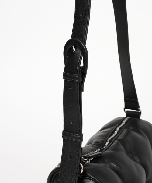 BAYFLOW(ベイフロー)の「スターキルトショルダー(ショルダーバッグ・レディース・シルバー/ブラック・FREE)」の4枚目の写真