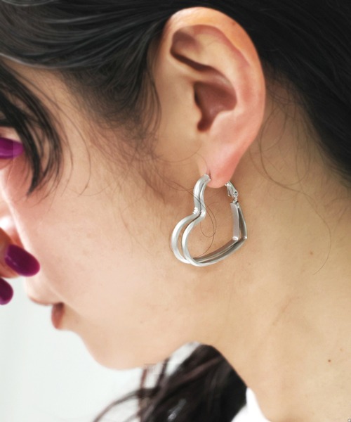 antiqua(アンティカ)の「ハート フープピアス(ピアス(両耳用)・レディース・ブラック系その他/シルバー系その他・FREE)」の2枚目の写真