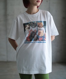 AKISHIKA design（アキシカデザイン）の「NEW CATS ON THE BLOCK T-SHIRTS（Tシャツ/カットソー）」