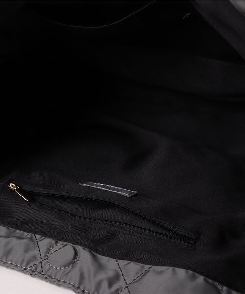 Q(キュー)の「ナイロンキルトチェーントート(トートバッグ・レディース・グレー/ライトグリーン・ONE SIZE)」の13枚目の写真