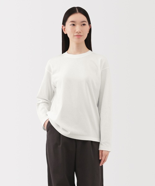 無印良品(ムジルシリョウヒン)の「婦人 引き揃え天竺編みクルーネック長袖Tシャツ(Tシャツ/カットソー・レディース・ホワイト/ブラック/ライトピンク/チャコールグレー/ダークグリーン・S/M/L/XL)」の2枚目の写真