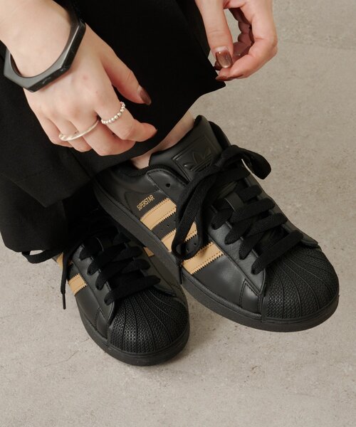 Omekashi（オメカシ）の「adidas/アディダス  SUPERSTAR II W（スニーカー・レディース・ブラック・25.5cm/23.5cm/24.5cm）」の2枚目の写真
