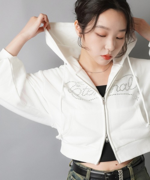 SPINNS（スピンズ）の「キラ盛れラインストーン☆彡Wジップショートパーカー/ラインストーン筆記体ロゴ（パーカー・レディース・ブラック/ピンク/杢グレー/オフホワイト・ONESIZE）」の13枚目の写真