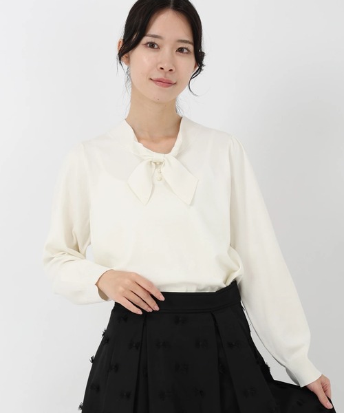 STRAWBERRY-FIELDS(ストロベリーフィールズ)の「コンフォートイネス_ボウタイパール釦ニット(ニット/セーター・レディース・ブラック/オフホワイト/ローズ・2)」の1枚目の写真