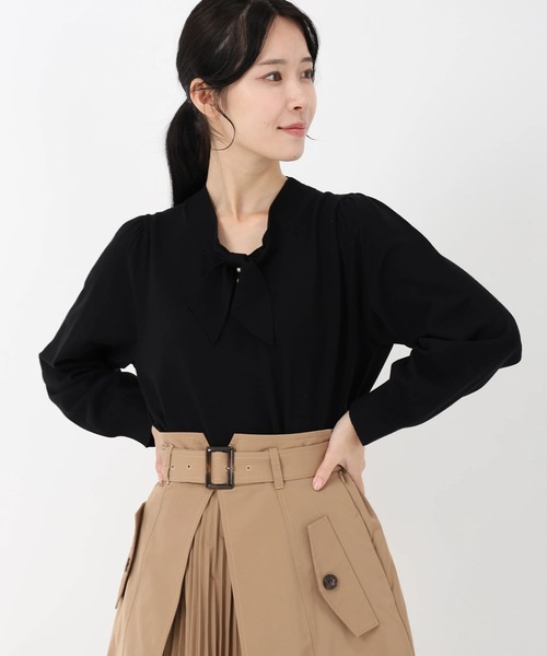 STRAWBERRY-FIELDS(ストロベリーフィールズ)の「コンフォートイネス_ボウタイパール釦ニット(ニット/セーター・レディース・ブラック/オフホワイト/ローズ・2)」の2枚目の写真