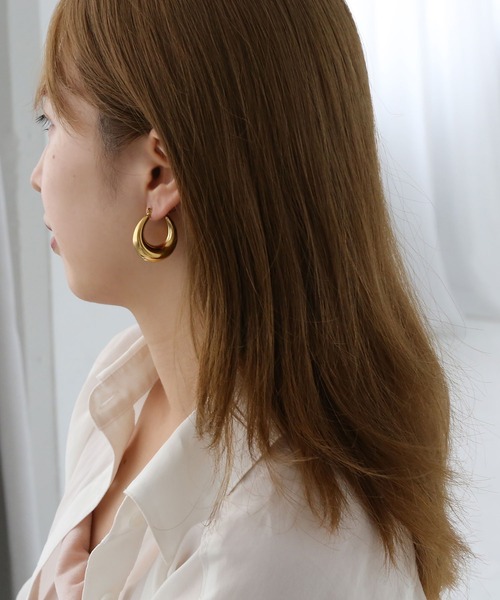 colleca la（コレカラ）の「[stainless]ステンレス・プランプドロップフープピアス〈金属アレルギー対応〉（ピアス（両耳用）・レディース・シルバー/ゴールド・FREE）」の3枚目の写真