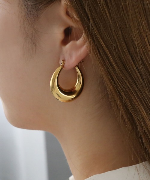 colleca la（コレカラ）の「[stainless]ステンレス・プランプドロップフープピアス〈金属アレルギー対応〉（ピアス（両耳用）・レディース・シルバー/ゴールド・FREE）」の5枚目の写真