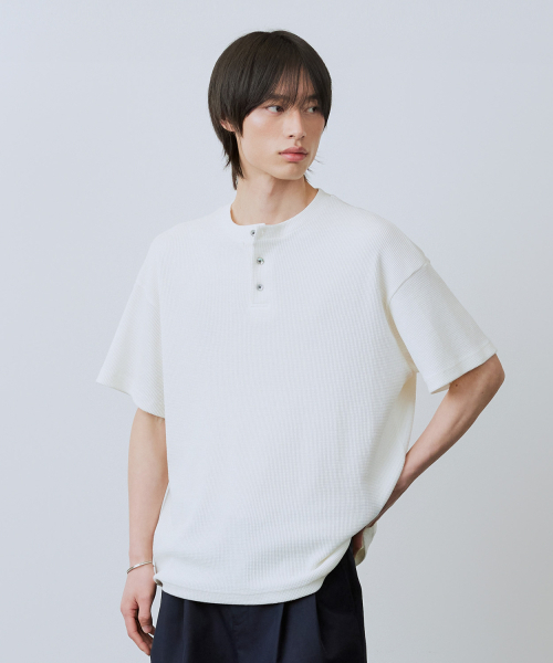 LEIRE（ルアール）の「ワッフルヘンリーネック半袖Tシャツ[アイボリー]（Tシャツ/カットソー・メンズ・その他・LARGE/MEDIUM/X-LARGE）」の2枚目の写真