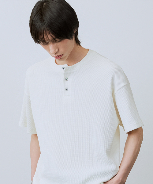 LEIRE（ルアール）の「ワッフルヘンリーネック半袖Tシャツ[アイボリー]（Tシャツ/カットソー・メンズ・その他・LARGE/MEDIUM/X-LARGE）」の3枚目の写真