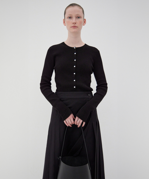 LEVAR(レバー)の「Light Slim Knit Cardigan - Black(ニット/セーター・レディース・ブラック・FREE)」の1枚目の写真