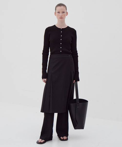 LEVAR(レバー)の「Light Slim Knit Cardigan - Black(ニット/セーター・レディース・ブラック・FREE)」の3枚目の写真