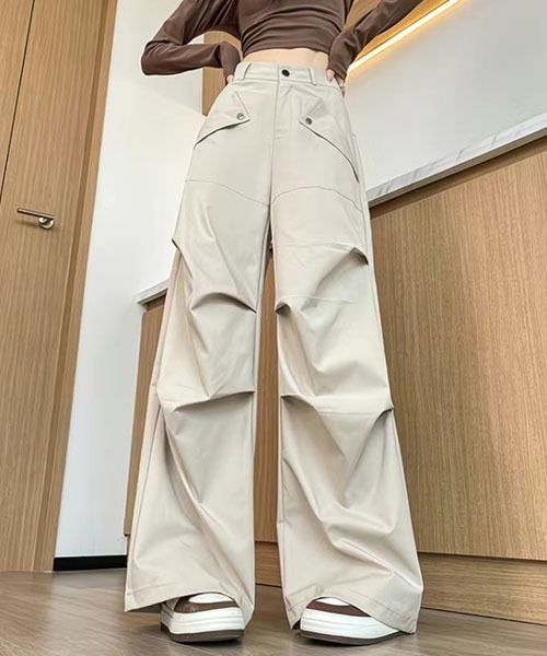 gossip!ロサンゼルス(ゴシップロサンゼルス)の「立体タックデザイン カーゴパンツ(カーゴパンツ・レディース・ブラウン/ブラック/アイボリー・L/M/S)」の2枚目の写真