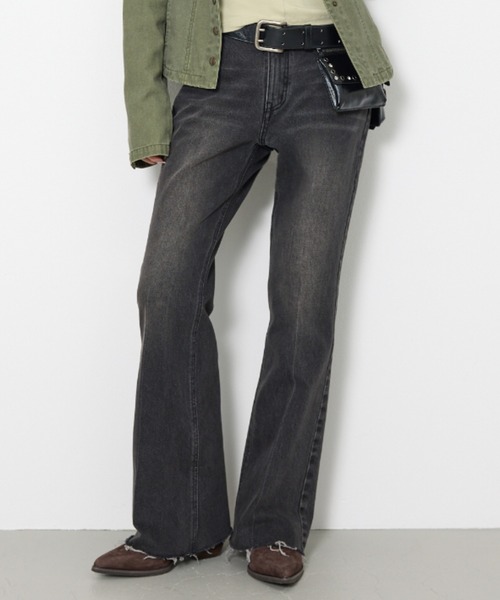 SLY（スライ）の「【2026SS新作】J/W SEMI FLARE DENIM PT ジャストウエストセミフレアデニムパンツ 春服【一部店舗限定アイテム】（デニムパンツ・レディース・ブラック/ブルー・2/1/0）」の22枚目の写真