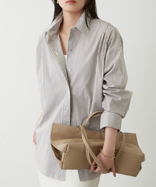 LOUNGEDRESS（ラウンジドレス）の「ストライプBigシャツ（シャツ/ブラウス・レディース・ネイビー/ベージュ・FREE）」の2枚目の写真