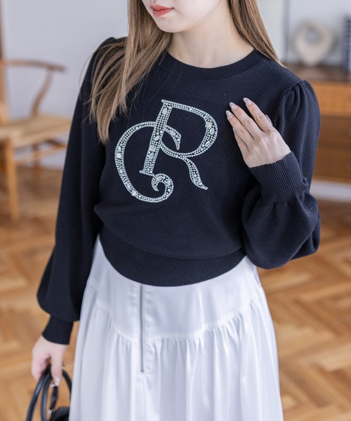 clear（クリア）の「ビジューロゴニットトップス[大人 フェミニン 上品]（ニット/セーター・レディース・ライトグレー/アイボリー/ブラック/ピンク/サックスブルー・F）」の3枚目の写真