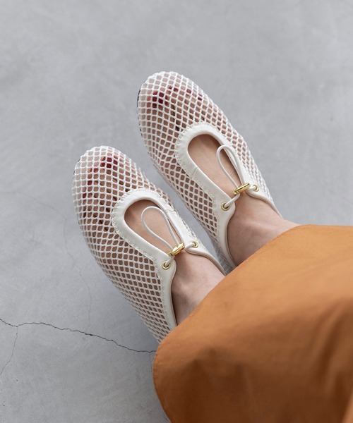 menue(メヌエ)の「メッシュ フラットパンプス(パンプス・レディース・シルバー/ブラック/ベージュ/ホワイト・21.5cm/22.0cm/22.5cm/23.0cm/23.5cm/24.0cm/24.5cm/25.0cm/25.5cm/26.0cm)」の8枚目の写真