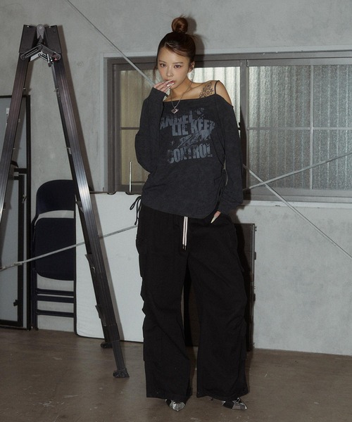 アシンメトリー プリント オフショル トップス（Tシャツ/カットソー