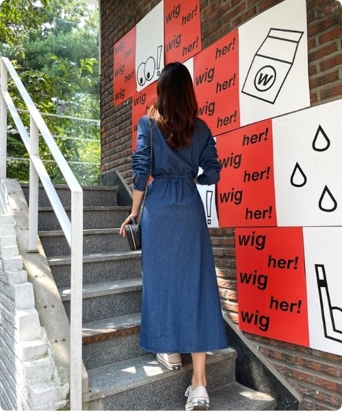 I.O.E(アイオイ)の「デニム調 シャツロングワンピース(ワンピース・レディース・ブルー・FREE)」の3枚目の写真