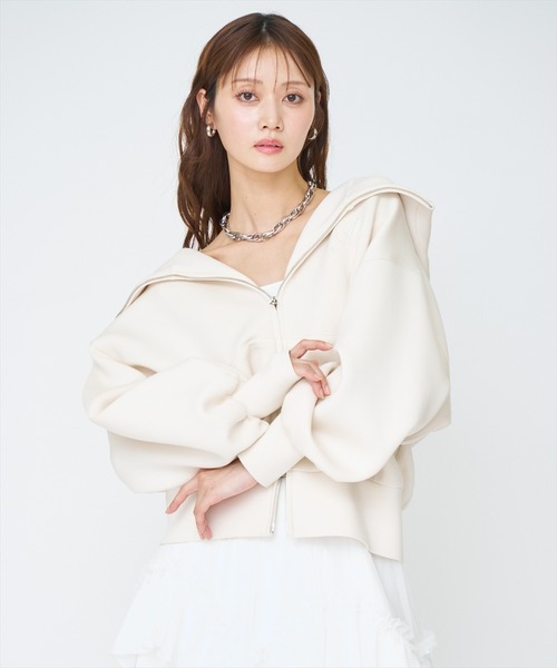 AND COUTURE(アンドクチュール)の「ロゴ刺繍ボンディングZIPパーカー(パーカー・レディース・ブラック/オフホワイト/ベージュ/ライトグレー・FREE)」の4枚目の写真