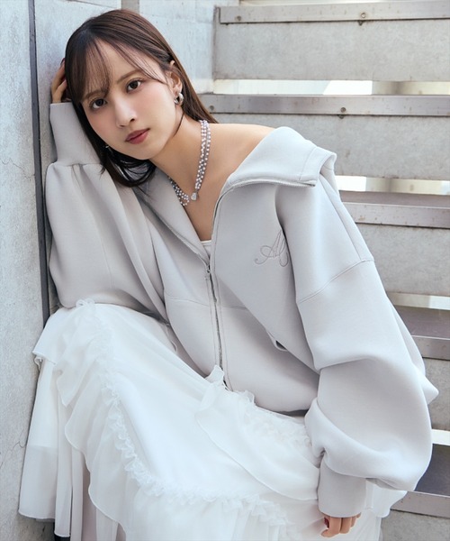 AND COUTURE(アンドクチュール)の「ロゴ刺繍ボンディングZIPパーカー(パーカー・レディース・ブラック/オフホワイト/ベージュ/ライトグレー・FREE)」の3枚目の写真