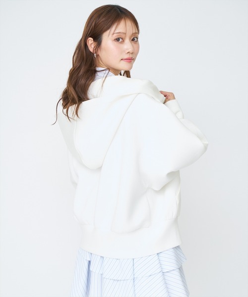 AND COUTURE(アンドクチュール)の「ロゴ刺繍ボンディングZIPパーカー(パーカー・レディース・ブラック/オフホワイト/ベージュ/ライトグレー・FREE)」の22枚目の写真