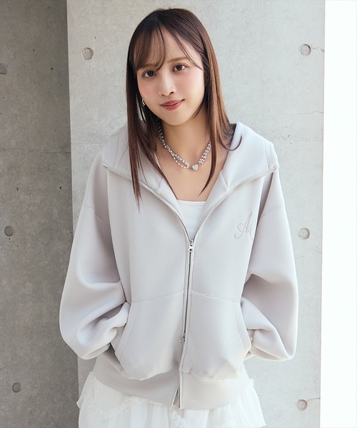 AND COUTURE(アンドクチュール)の「ロゴ刺繍ボンディングZIPパーカー(パーカー・レディース・ブラック/オフホワイト/ベージュ/ライトグレー・FREE)」の8枚目の写真