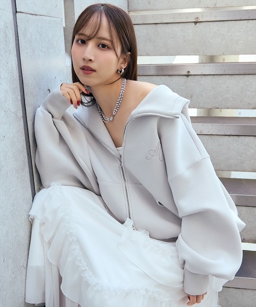 AND COUTURE(アンドクチュール)の「ロゴ刺繍ボンディングZIPパーカー(パーカー・レディース・ブラック/オフホワイト/ベージュ/ライトグレー・FREE)」の9枚目の写真