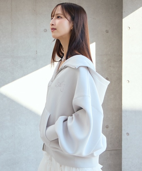 AND COUTURE(アンドクチュール)の「ロゴ刺繍ボンディングZIPパーカー(パーカー・レディース・ブラック/オフホワイト/ベージュ/ライトグレー・FREE)」の10枚目の写真