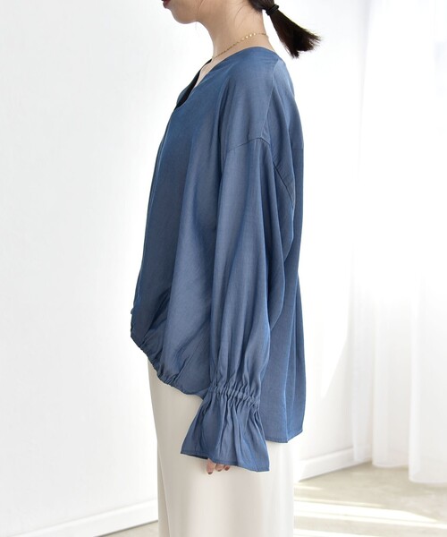 quaranciel(カランシエル)の「quaranciel:〈洗濯機可能〉Vネック ギャザーヘム ブラウス(シャツ/ブラウス・レディース・ベージュ/ブルー・ONE SIZE)」の6枚目の写真