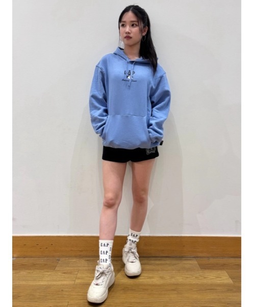 GAP(ギャップ)の「Gap × ディズニー リラックスフィット GAPロゴパーカー(パーカー・メンズ・ベージュ/ブラック/ライトブルー・XS/S/M/L/XL)」の8枚目の写真