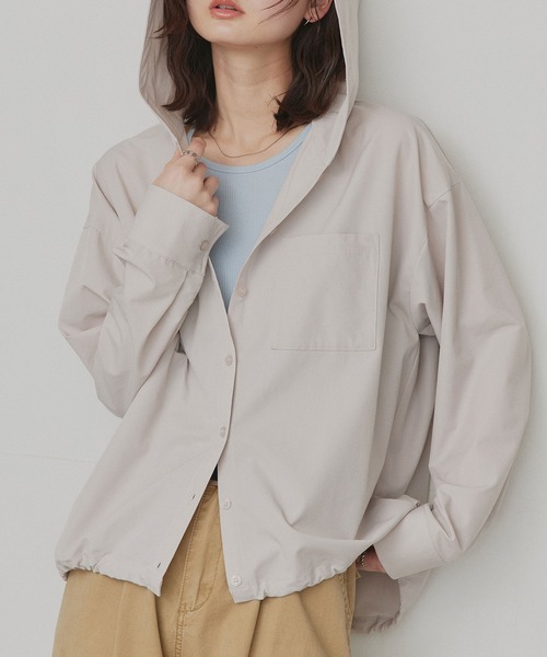 ad thie(アドティエ)の「UVカット オーバーサイズ フード付き シャツ(シャツ/ブラウス・レディース・グレイッシュベージュ/ブラック・FREE)」の2枚目の写真